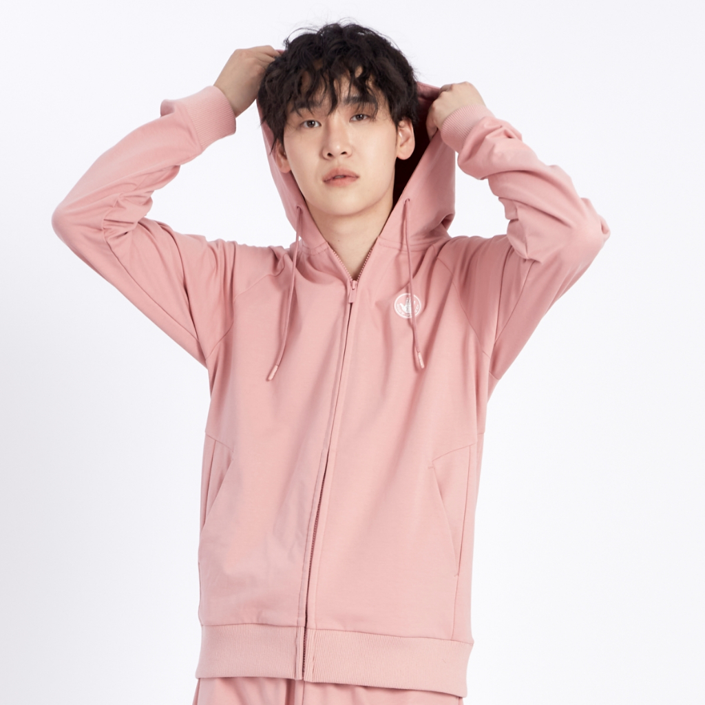 เมื่ออากาศเริ่มเปลี่ยน แฟชั่นก็ต้องเปลี่ยนด้วย: ทำไม “เสื้อฮู้ดแขนยาว” ถึงเป็นไอเท็มที่ทุกคนควรมีติดตู้