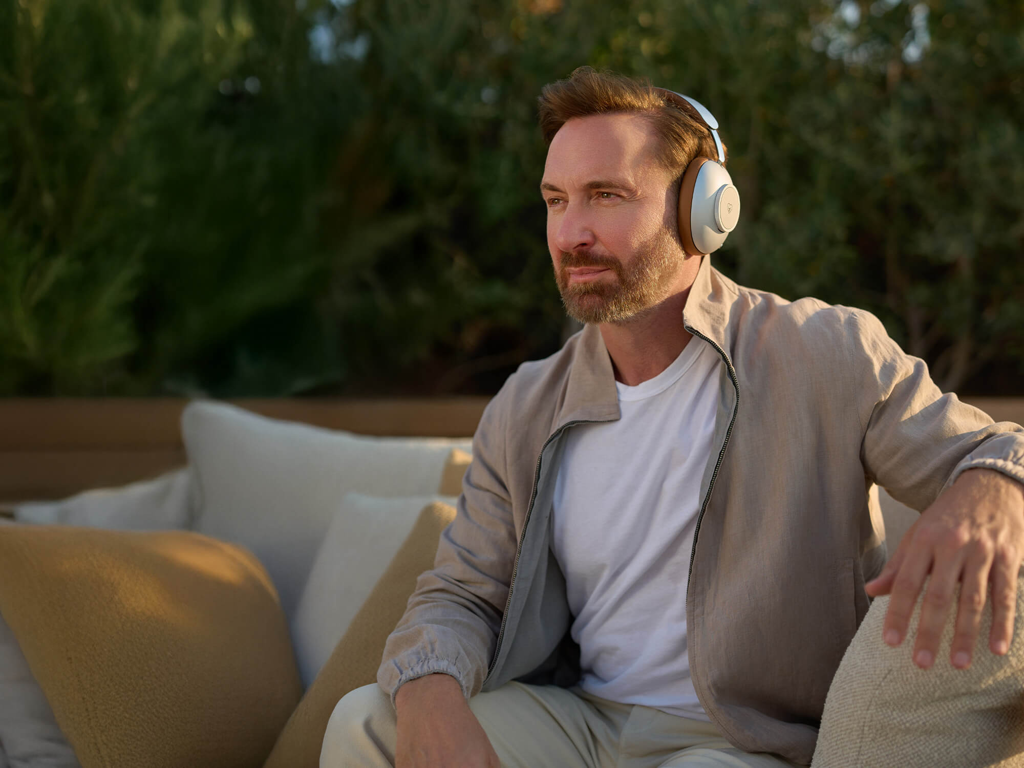 ข่าวสารหูฟัง | หูฟังครอบหูรุ่นแรกจาก Loewe วางจำหน่ายแล้ว รับรองโดย David Guetta และ Kylian Mbappé
