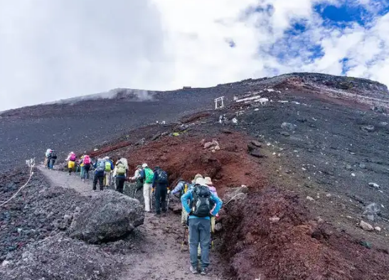 🏔️ ปีนเขากำลังกลับมาฮิต! ใกล้เข้าหน้าหนาวนี้ ใคร ๆ ก็อยากไปพิชิตยอดเขาและชมบรรยากาศสวย ๆ 🌿
