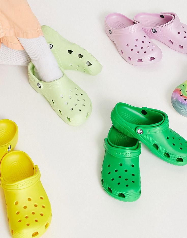 CROCS รองเท้าลำลองผู้หญิง — ใส่สบาย เท่ได้ทุกวัน พร้อมแนะนำรุ่นยอดฮิต 2025