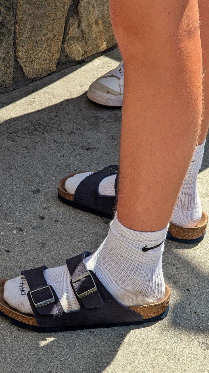 BIRKENSTOCK รองเท้าแตะในตำนานที่มากกว่าความสบาย — ทำไมทุกคนถึงหลงรักแบรนด์นี้