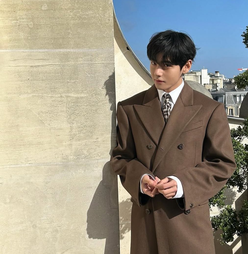 V แห่ง BTS สะเทือน Paris Fashion Week ศิลปิน K-Pop ที่ถูกพูดถึงมากที่สุดทั่วโลก