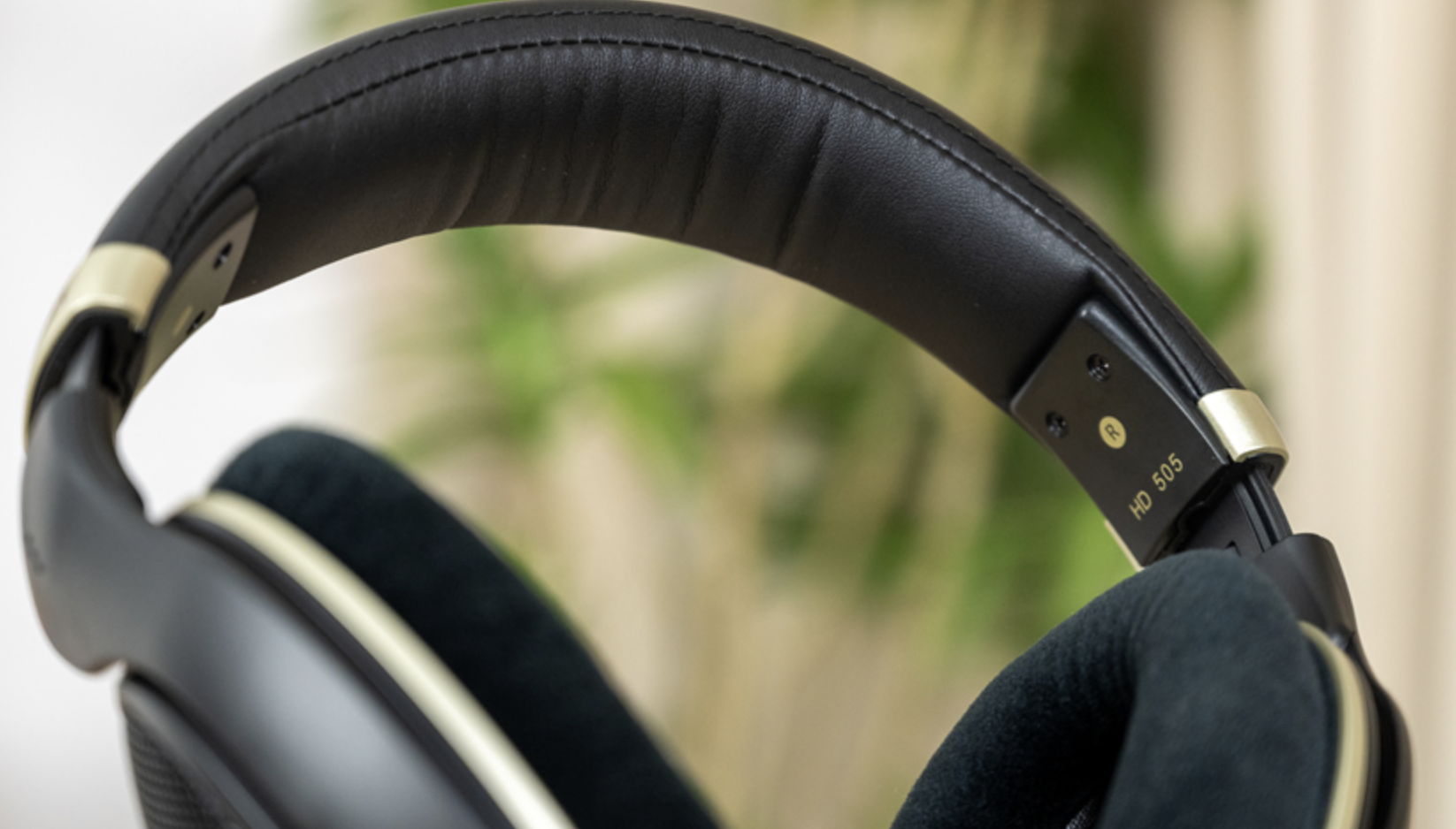 Sennheiser HD 505: สัมผัสความงามที่แท้จริงของดนตรีด้วยมรดกคลาสสิกแห่งหูฟังเปิดหลัง