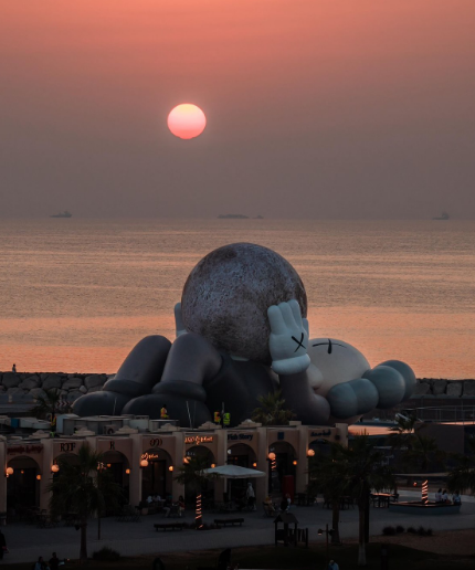 KAWS:HOLIDAY กลับมาแล้ว และครั้งนี้ไปพักผ่อนกลางทะเลทรายที่อาบูดาบี