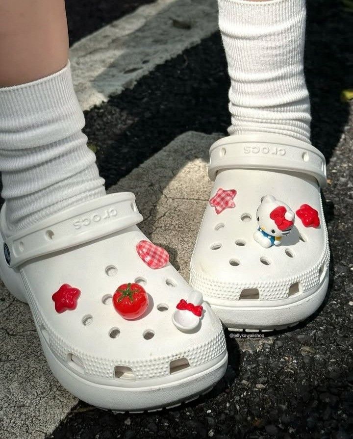 CROCS รองเท้าลำลองผู้หญิง — ใส่สบาย เท่ได้ทุกวัน พร้อมแนะนำรุ่นยอดฮิต 2025