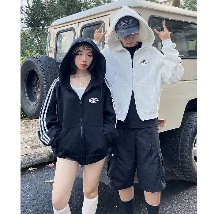 เมื่ออากาศเริ่มเย็น แฟชั่นสายสตรีตกลับมาฮิตอีกครั้ง: ทำไม “เสื้อฮู้ดซิป” ถึงกลายเป็นไอเท็มตัวเก่งที่ทุกคนต้องมี