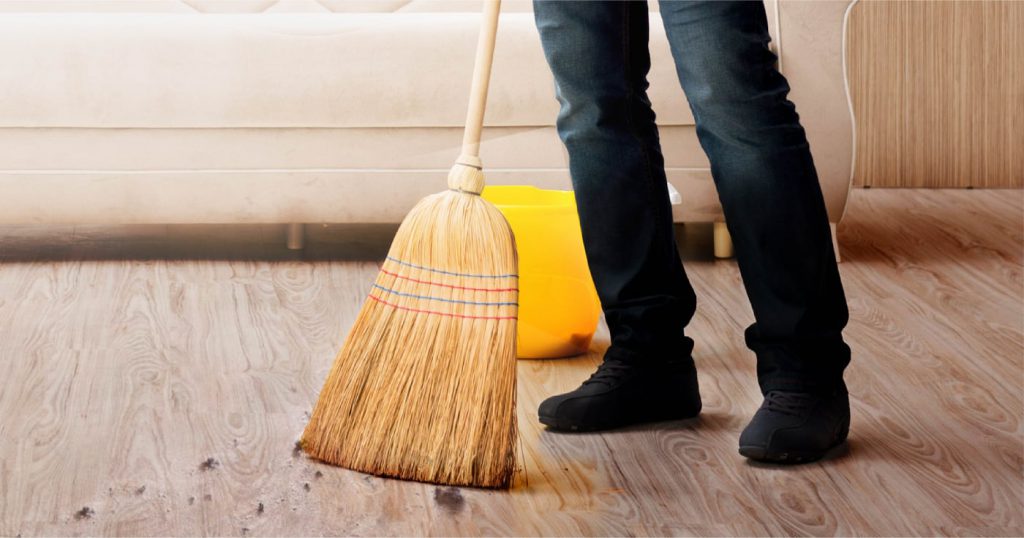 🧹 ไม้กวาด VS เครื่องดูดฝุ่น เลือกอันไหนให้บ้านสะอาดง่ายที่สุด?