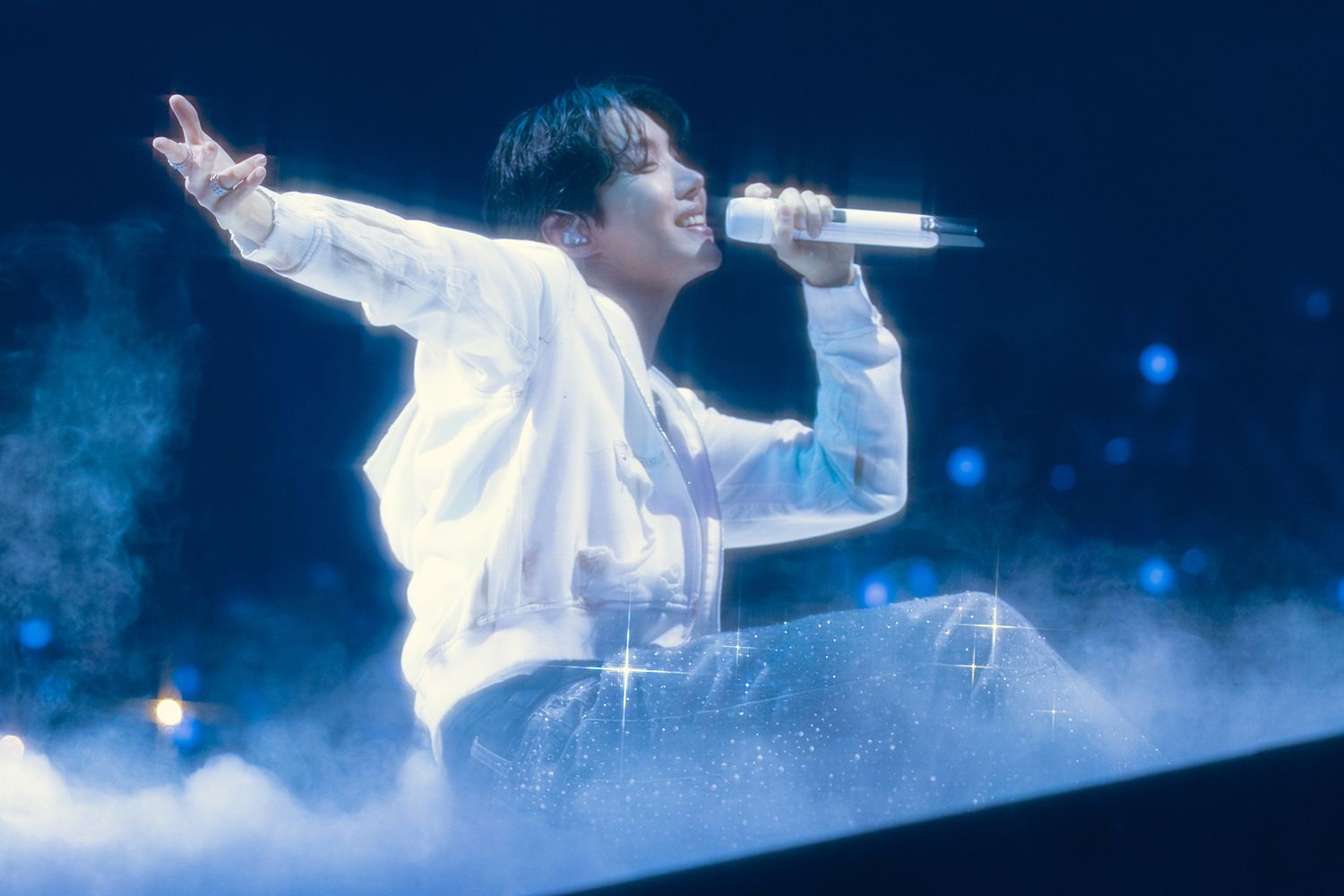 ตำนานบทใหม่ของ K-Pop 🌍 j-hope กับ ‘Hope On The Stage’ ทัวร์เดี่ยวสุดยิ่งใหญ่