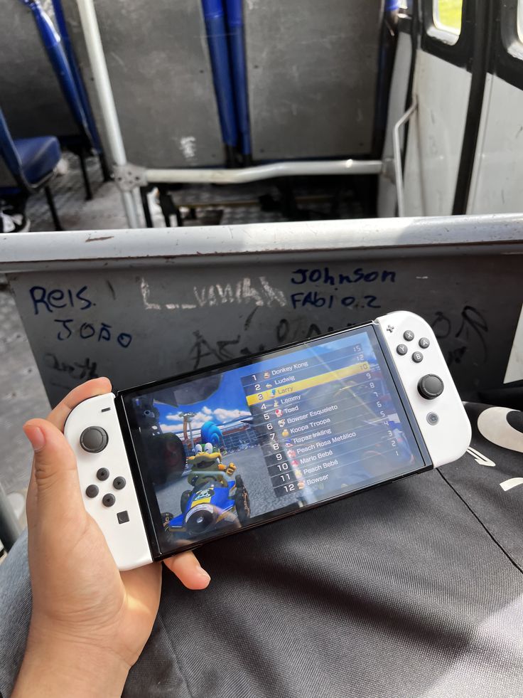 🎮 มือถือเล่นเกม vs คอนโซลพกพา: เลือกแบบไหนดีสำหรับคุณ?
