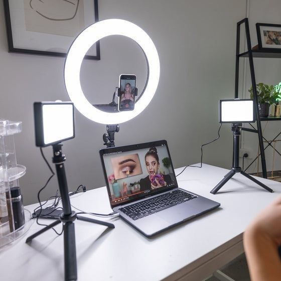 🔆 ไฟวงแหวน (Ring Light) ไอเทมเสริมที่ควรมี ช่วยให้หน้าสว่างและถ่ายคอนเทนต์สวยขึ้น