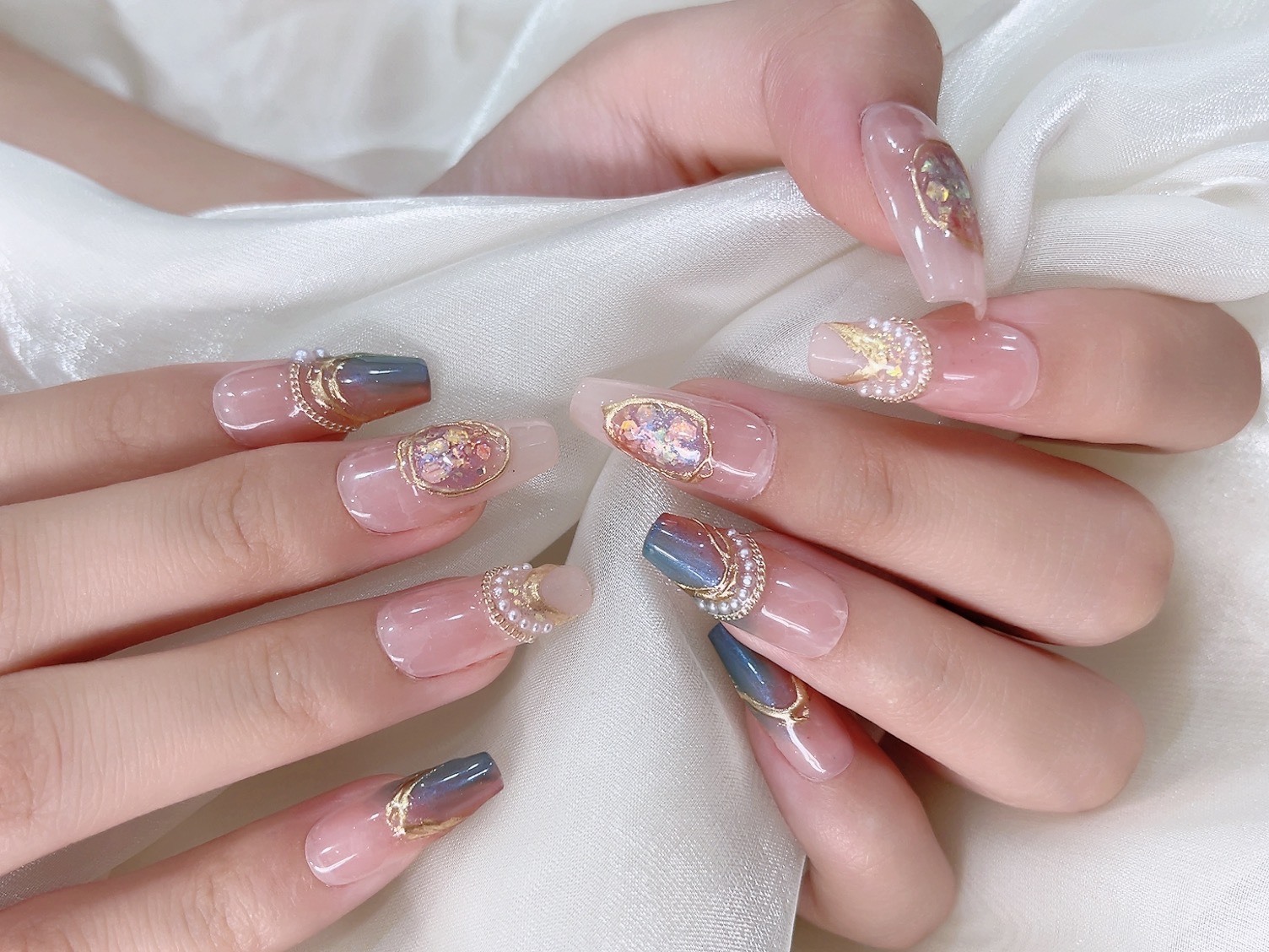 เล็บที่สวมใส่ได้เป็นเทรนด์ที่ร้อนแรง: เทรนด์แฟชั่นใหม่บนปลายนิ้วของคุณ
