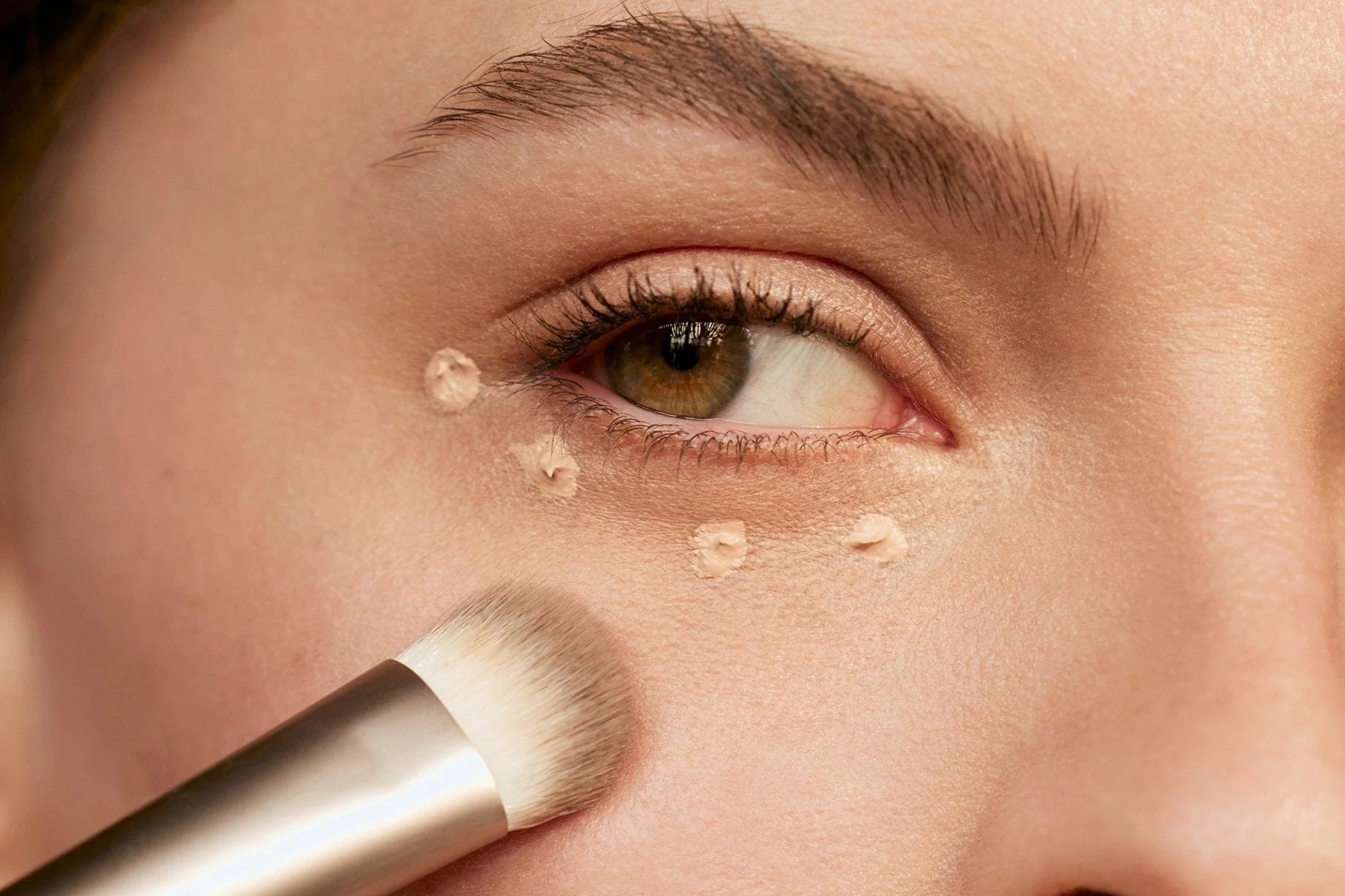 Makeup Artist’s Secret: วิธีใช้คอนซีลเลอร์ให้เนียนเป็นธรรมชาติ