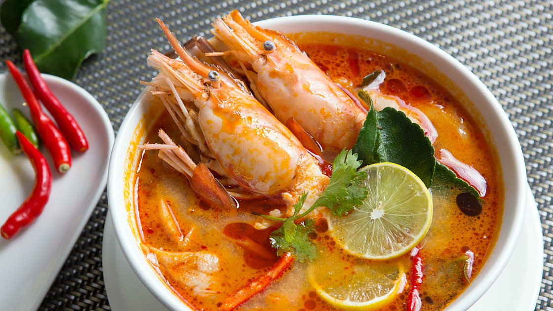 ต้มยำกุ้ง: อาหารไทยคลาสสิกที่มีรสชาติเผ็ดเปรี้ยวและหอม