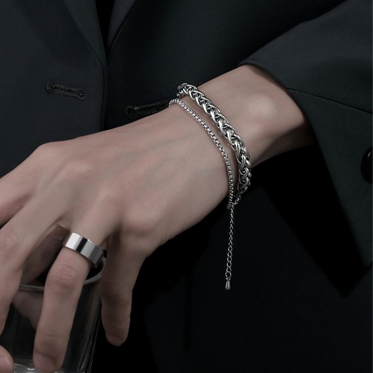 ทำไมผู้ชายชอบใส่แหวน? “แหวนออฟชั่นเสริมเพิ่มบารมี” ที่มากกว่าแค่เครื่องประดับ💍