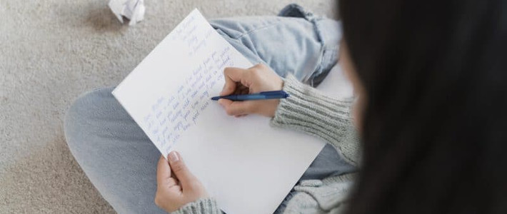 เขียนนิยายเรื่องแรกเริ่มจากแนวไหนดีนะ  เมื่อแรงบันดาลใจยังลังเลระหว่างความฝันกับความจริง