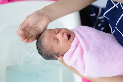 วิธีอาบน้ำลูกน้อยให้ปลอดภัย: เคล็ดลับสำหรับคุณพ่อคุณแม่มือใหม่