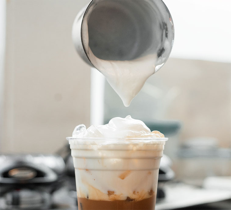 ฟองนมคืออะไร? ทำไมคอกาแฟและสายชานมต้องรู้จัก เจาะลึกเทคนิคทำฟองนมนุ่มฟูแบบร้านดัง