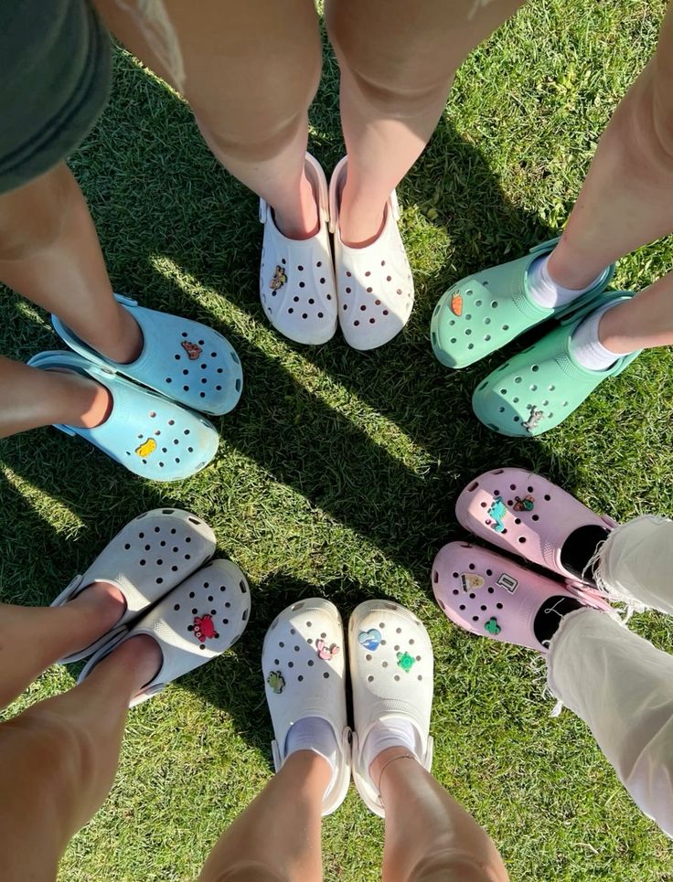 CROCS รองเท้าลำลองผู้หญิง — ใส่สบาย เท่ได้ทุกวัน พร้อมแนะนำรุ่นยอดฮิต 2025