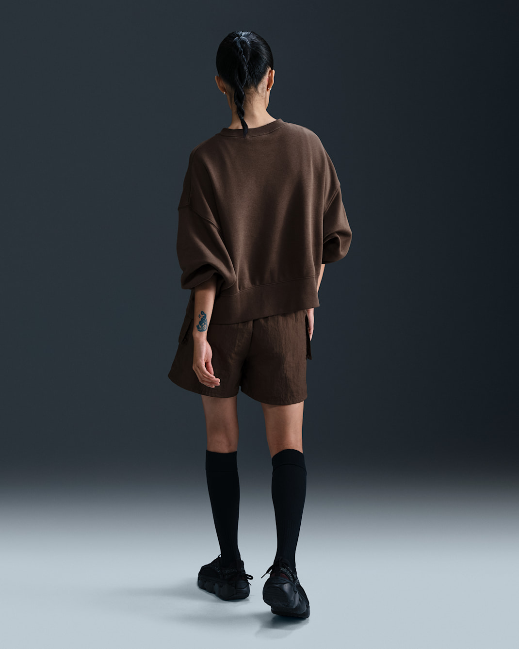 Nike Women's Sportswear Essential Shorts – Baroque Brown: กางเกงขาสั้นสุดมินิมอล ใส่ได้ทุกลุคจากแบรนด์ระดับโลก