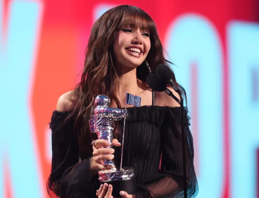 LISA ศิลปิน K-POP เดี่ยวที่สร้างประวัติศาสตร์บนเวที MTV Video Music Awards (VMAs)