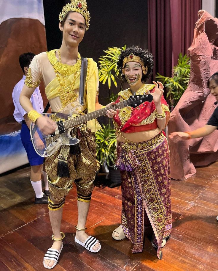 เมื่อความหลอนกลายเป็นแฟชั่น และเทศกาลต่างชาติกลายเป็นส่วนหนึ่งของวัฒนธรรมไทย!