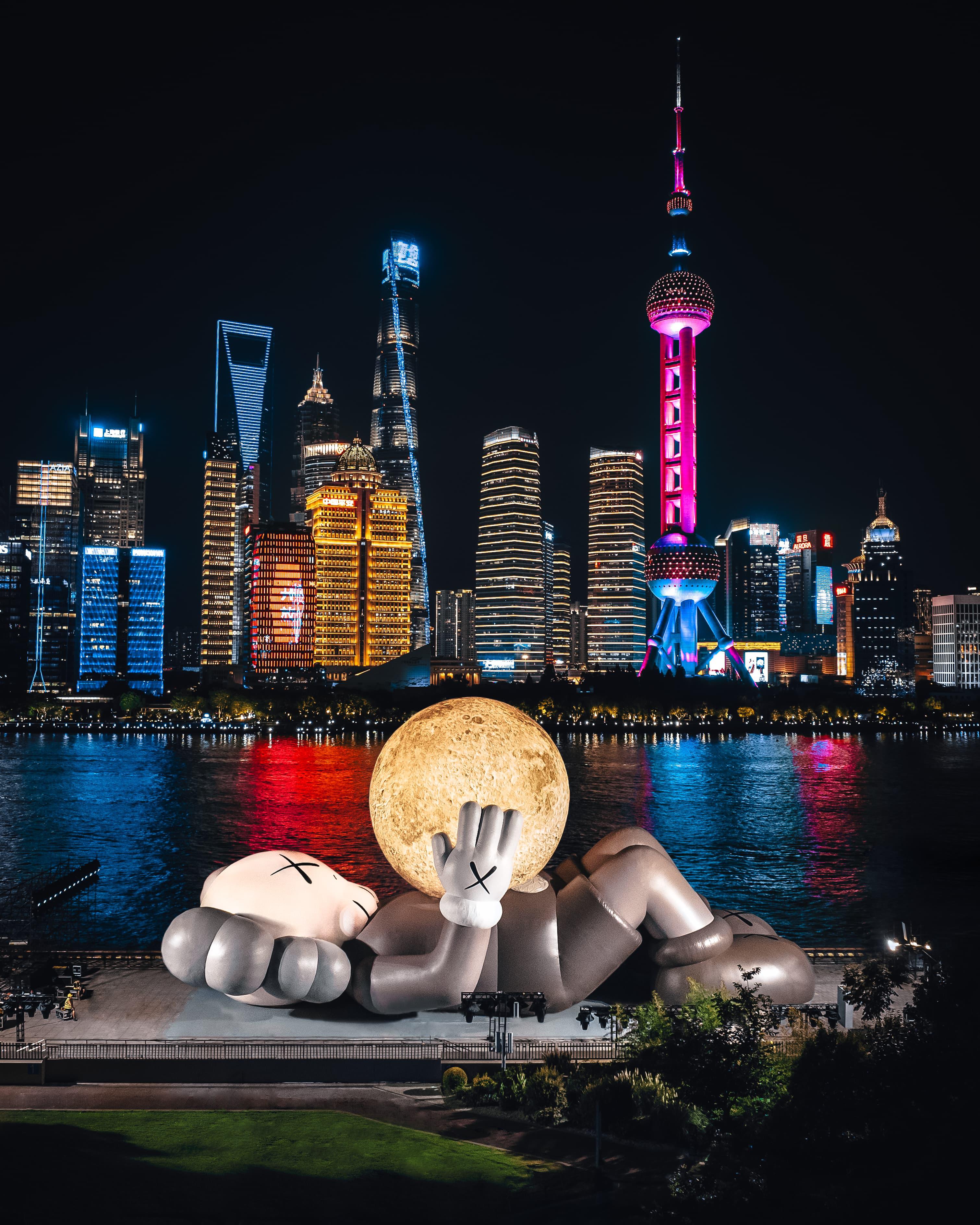 KAWS:HOLIDAY กลับมาแล้ว และครั้งนี้ไปพักผ่อนกลางทะเลทรายที่อาบูดาบี