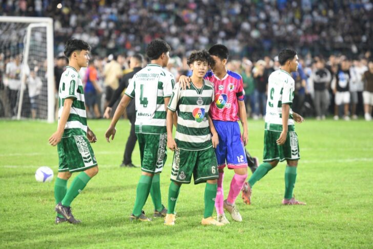สนามศุภฯแตก 2025: ถอดรหัสหมอนทองวิทยาและบอล 7 สี มหัศจรรย์ลูกหนังขาสั้นที่คนไทยเทใจทั้งประเทศ