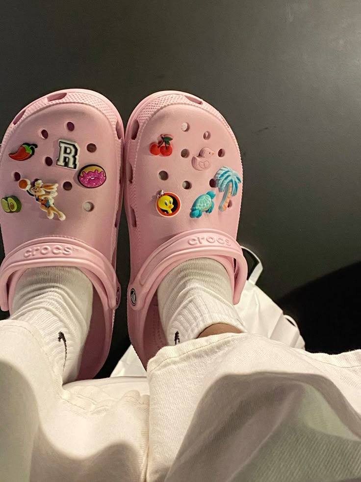 ขวัญใจแฟชั่นช่วงซัมเมอร์! รองเท้าผู้หญิง CROCS Classic Platform Clog มาแล้ว!