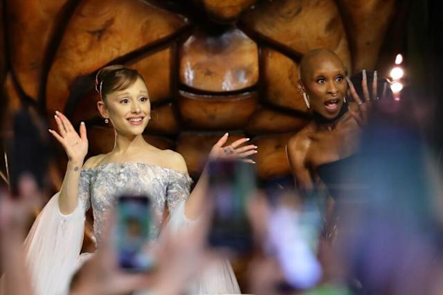 เหตุชุลมุนกลางพรมแดงที่สิงคโปร์ เมื่อชายคนหนึ่งพุ่งประชิดตัว Ariana Grande และบทลงโทษที่ตามมา