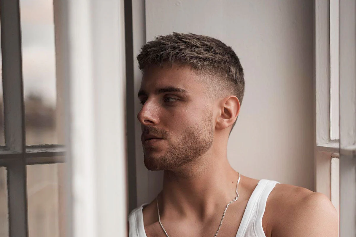 อยากตัดผมทรง Buzz Cut สำหรับหน้าร้อนไหม? นี่คือเคล็ดลับจากผู้เชี่ยวชาญเกี่ยวกับวิธีรักษาทรง Buzz Cut ของคุณ