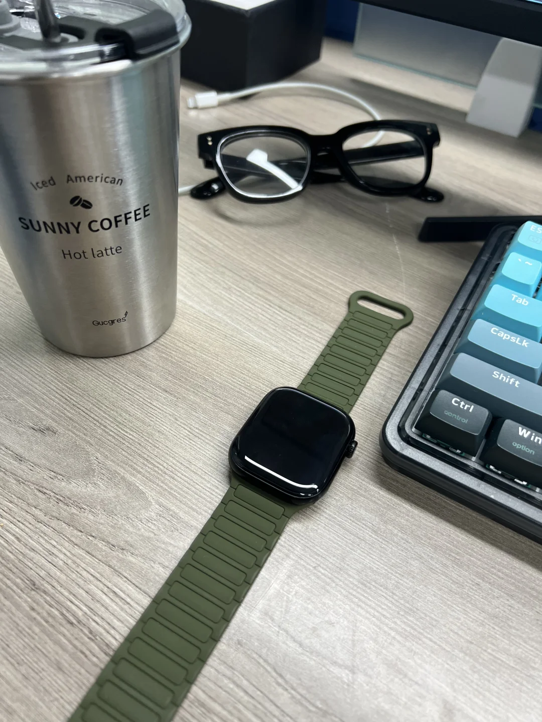 iWatch กับสายสีเขียว สไตล์ทำงาน 🌿