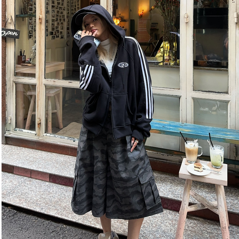เมื่ออากาศเริ่มเย็น แฟชั่นสายสตรีตกลับมาฮิตอีกครั้ง: ทำไม “เสื้อฮู้ดซิป” ถึงกลายเป็นไอเท็มตัวเก่งที่ทุกคนต้องมี