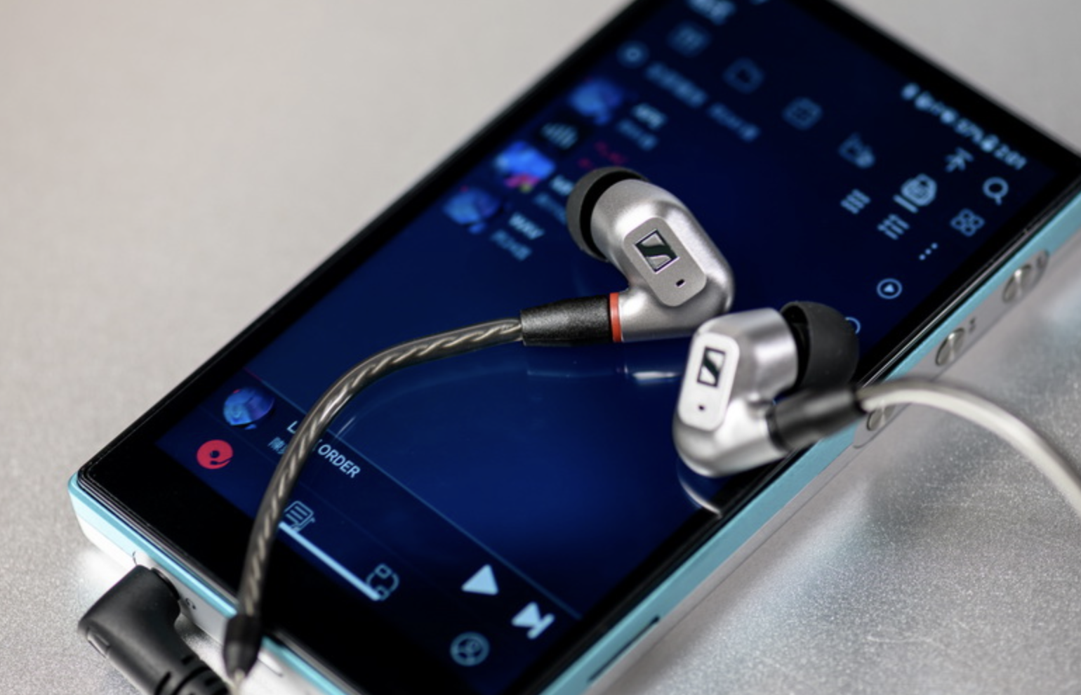 Sennheiser IE 200 รุ่น Oriental Silver Rhythm — หูฟัง Hi-Fi ที่สวยสะกดตาและเสียงสะกดใจ