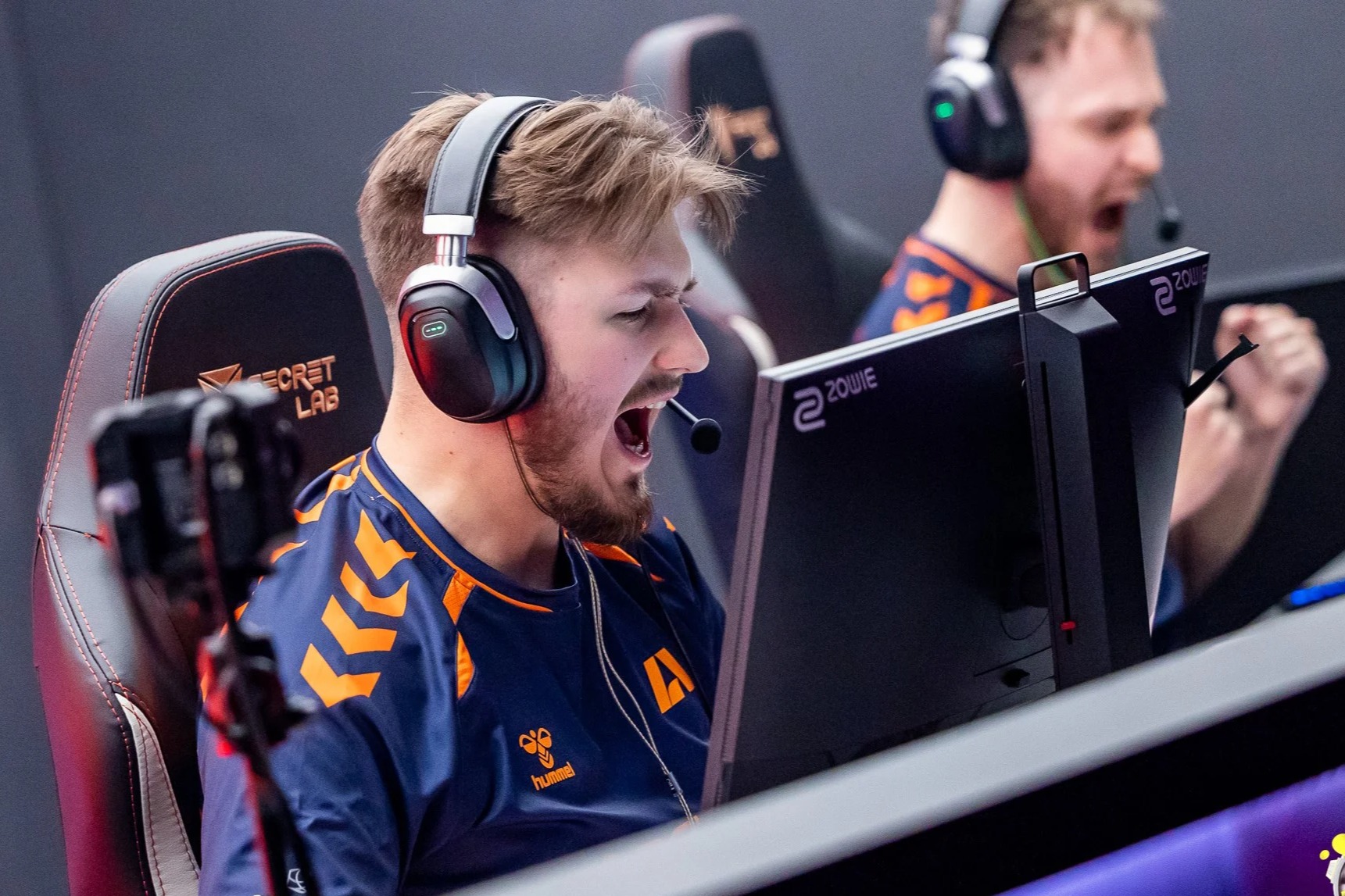 ไม่ได้ยินเสียงฝีเท้าขณะเล่น CS:GO ใช่ไหม? นั่นเพราะคุณเลือกหูฟังผิด!