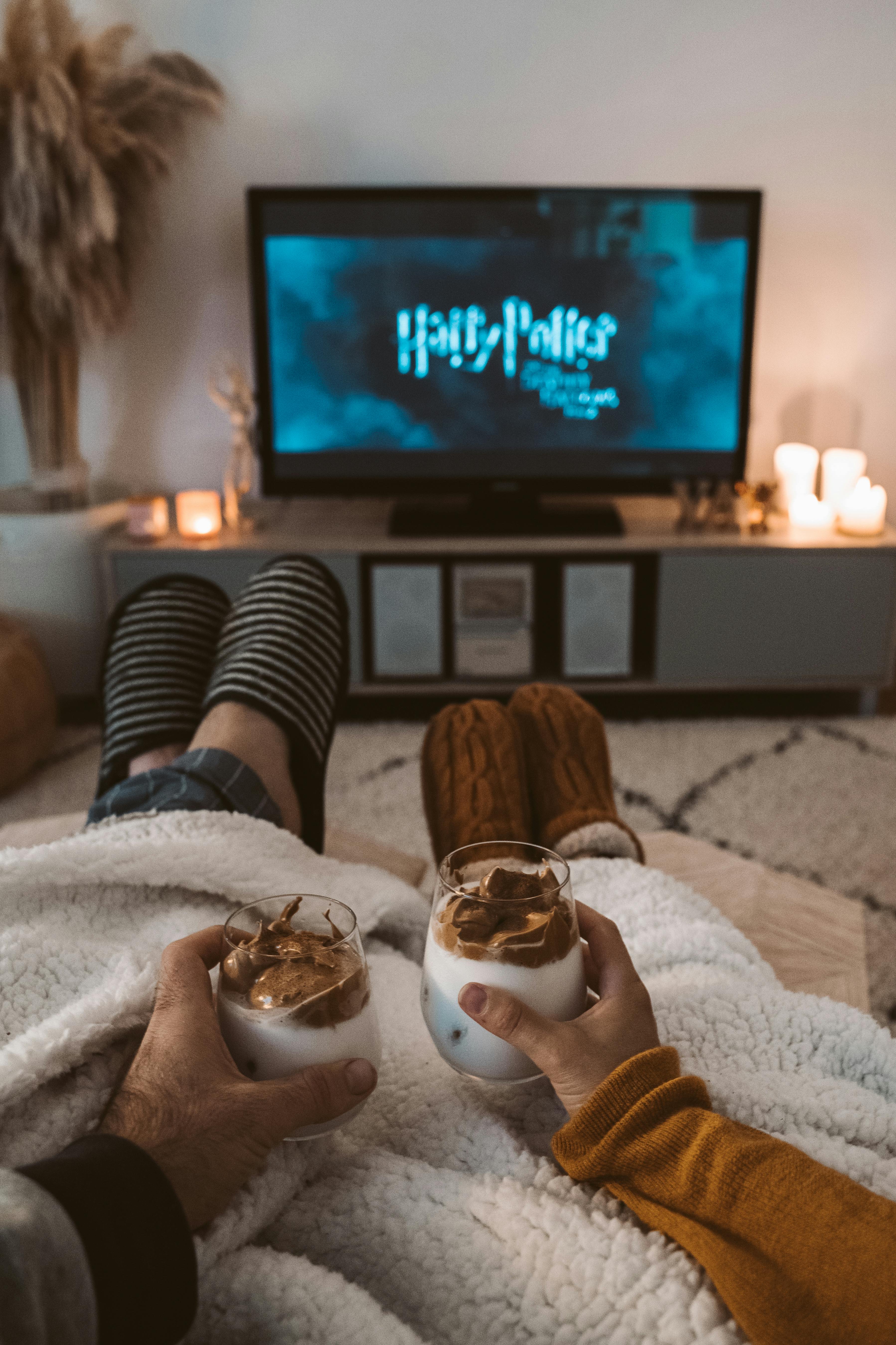 แม้ยุคโซเชียลจะครองโลก ทำไม “การดูทีวี” ยังให้ความรู้สึกอบอุ่นเหมือนอยู่บ้าน?