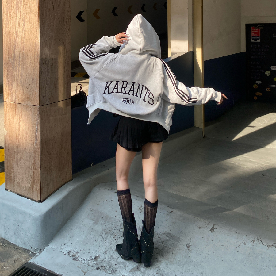 เมื่ออากาศเริ่มเย็น แฟชั่นสายสตรีตกลับมาฮิตอีกครั้ง: ทำไม “เสื้อฮู้ดซิป” ถึงกลายเป็นไอเท็มตัวเก่งที่ทุกคนต้องมี