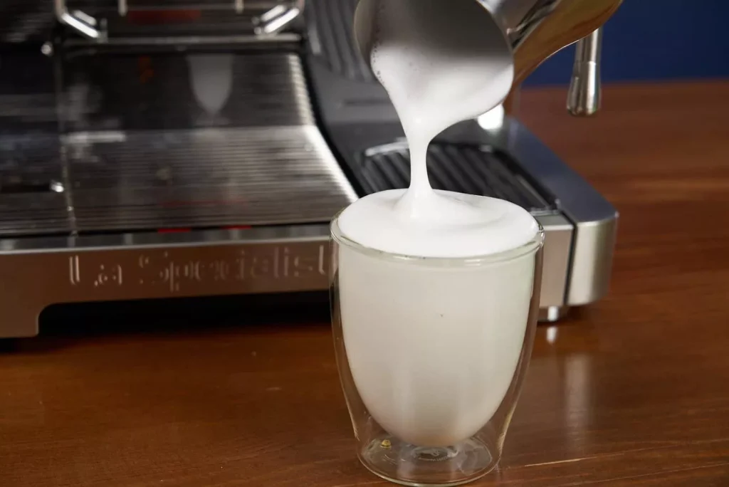 ฟองนมคืออะไร? ทำไมคอกาแฟและสายชานมต้องรู้จัก เจาะลึกเทคนิคทำฟองนมนุ่มฟูแบบร้านดัง