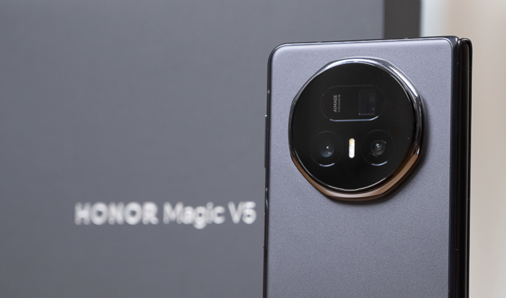 รีวิว Honor Magic V5: โทรศัพท์หน้าจอพับ AI สร้างมาตรฐานใหม่ด้านความเบา ประสิทธิภาพ และการถ่ายภาพ