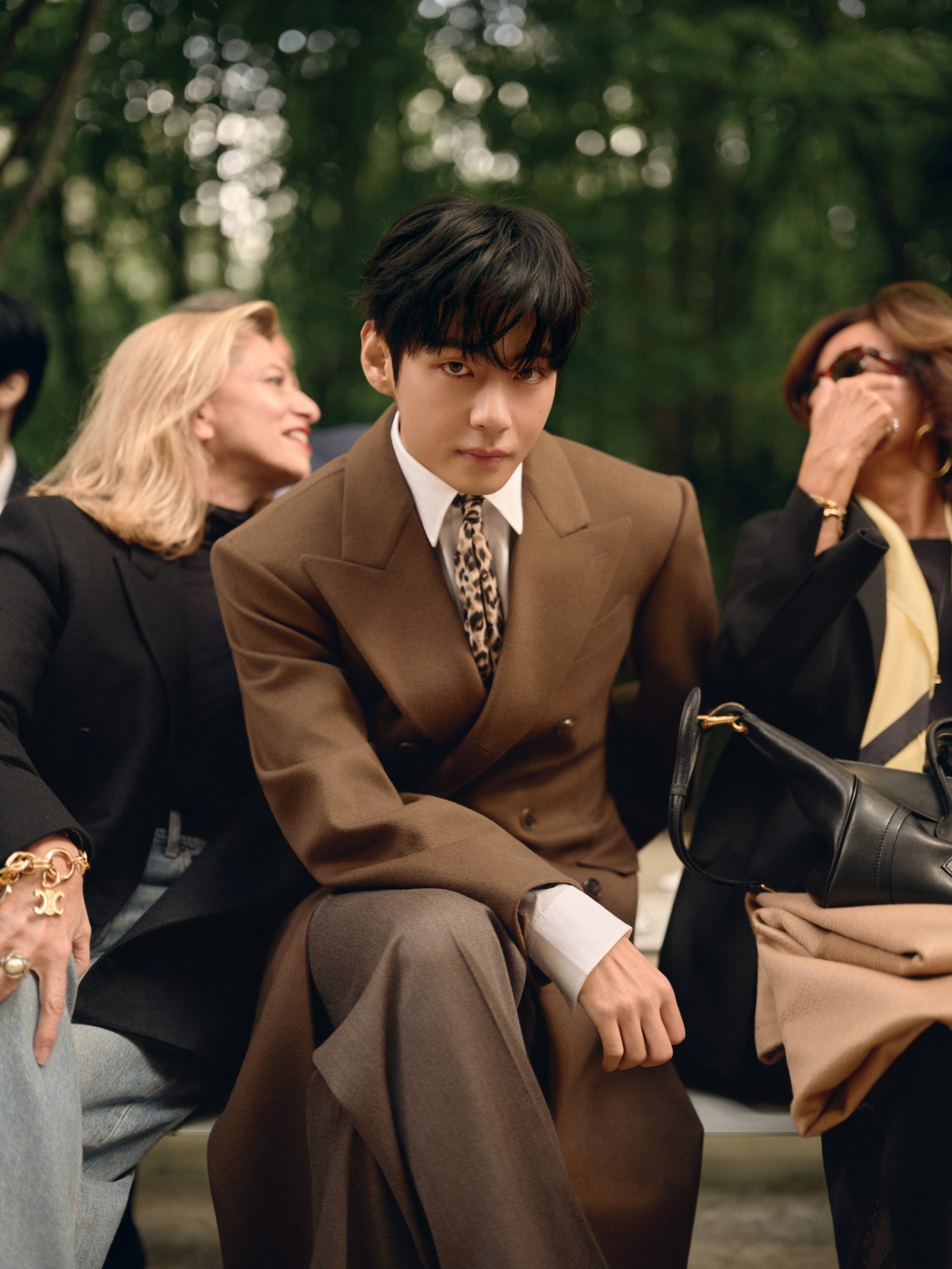 V แห่ง BTS สะเทือน Paris Fashion Week ศิลปิน K-Pop ที่ถูกพูดถึงมากที่สุดทั่วโลก