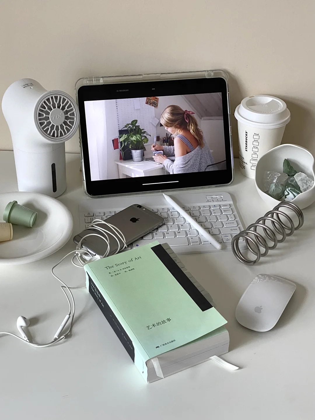 สิ่งที่เปลี่ยนห้องปรับอากาศให้กลายเป็นบาร์ออกซิเจนในป่าคือของใช้บนโต๊ะ🍃