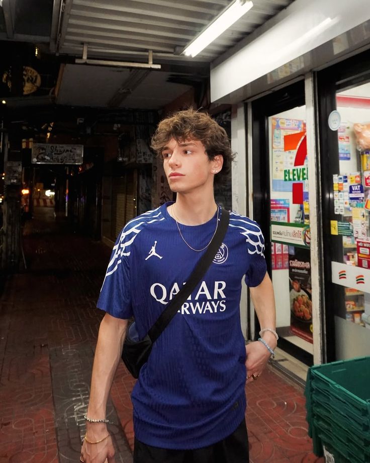 เทรนด์เสื้อบอลที่กำลังนิยมในไทยตอนนี้: เมื่อ “เสื้อฟุตบอล” กลายเป็นแฟชั่นของคนทุกยุค