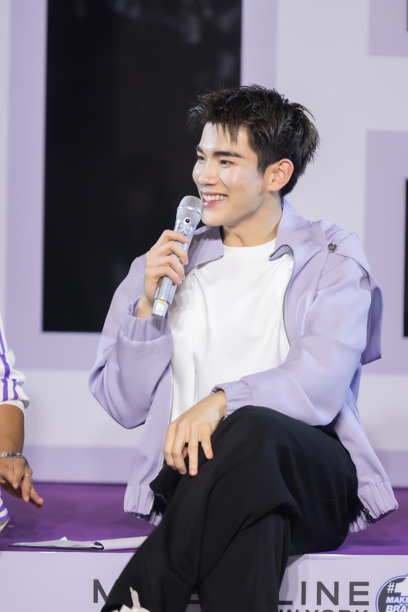 โฟร์ท ณัฐวรรธน์ เปิดตัวในบ้าน Maybelline สร้างกระแส ยอดขายพุ่งแรงทันที