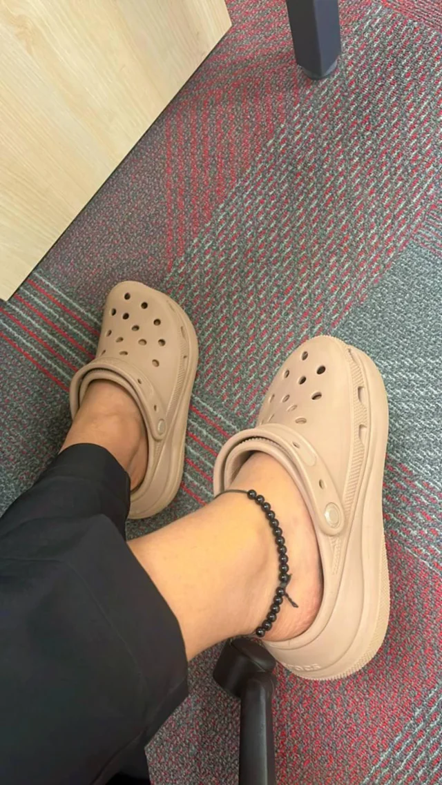 🐊 ทำไมคนใส่ Crocs แล้วเท้าพลิก?