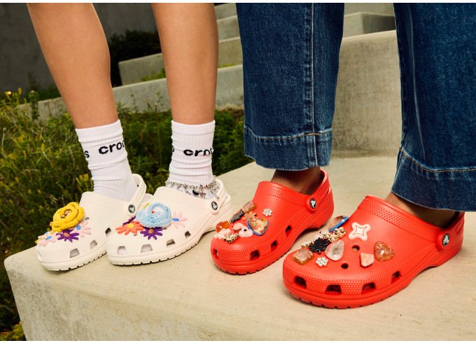 CROCS รองเท้าลำลองผู้หญิง — ใส่สบาย เท่ได้ทุกวัน พร้อมแนะนำรุ่นยอดฮิต 2025