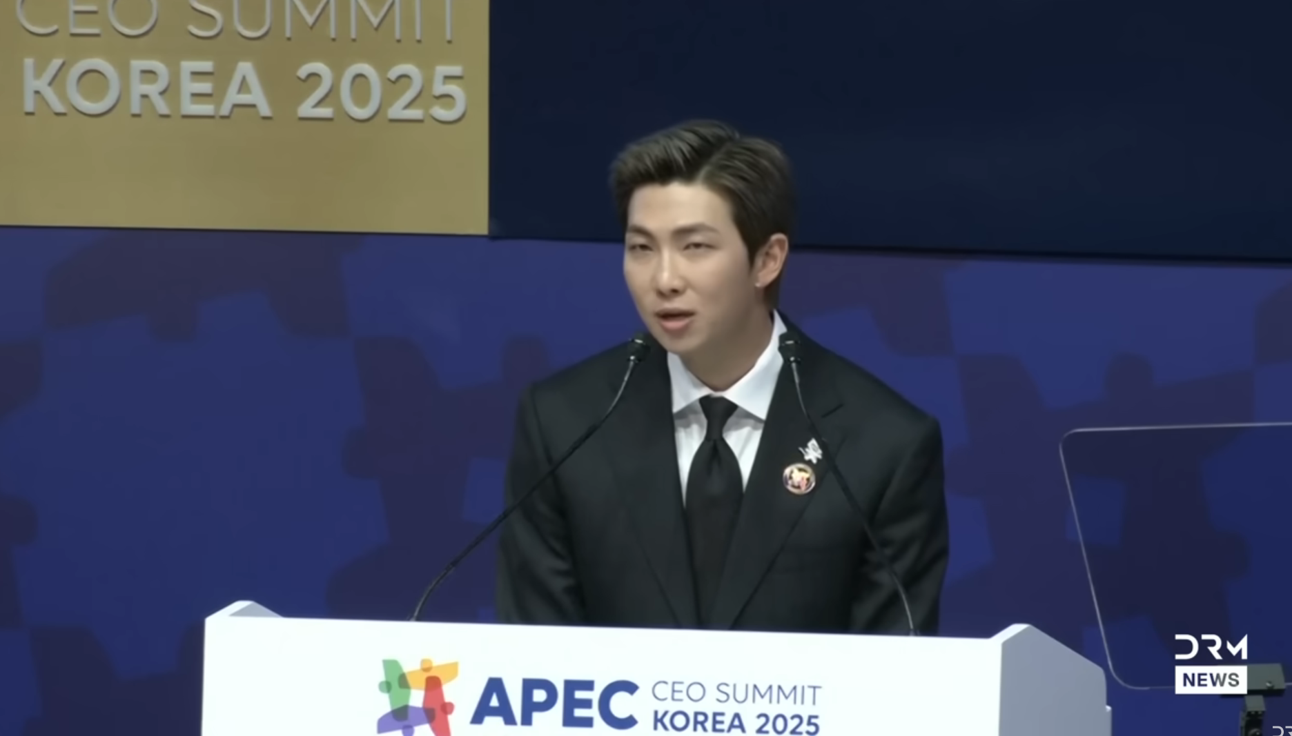 RM กับการกล่าวสุนทรพจน์ประวัติศาสตร์ที่ APEC CEO Summit Korea 2025 “K-Pop & Creativity” ข้ามพรมแดนสู่อุตสาหกรรมโลก