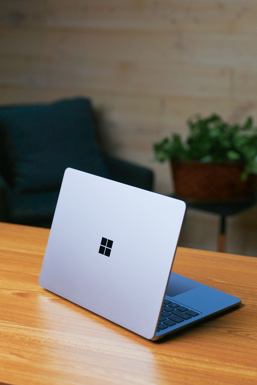แล็ปท็อป AI+” ด้วย Surface Laptop 13” จาก Microsoft