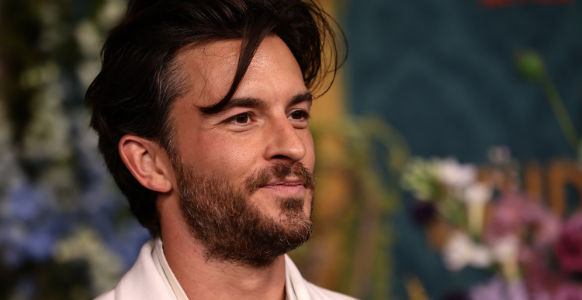 ปีแห่งการแจ้งเกิด! Jonathan Bailey ครองตำแหน่งนักแสดงรายได้สูงสุดประจำปี 2025