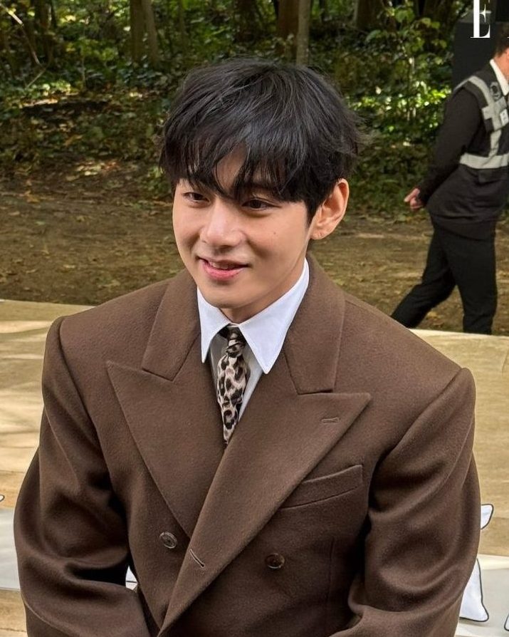 V แห่ง BTS สะเทือน Paris Fashion Week ศิลปิน K-Pop ที่ถูกพูดถึงมากที่สุดทั่วโลก