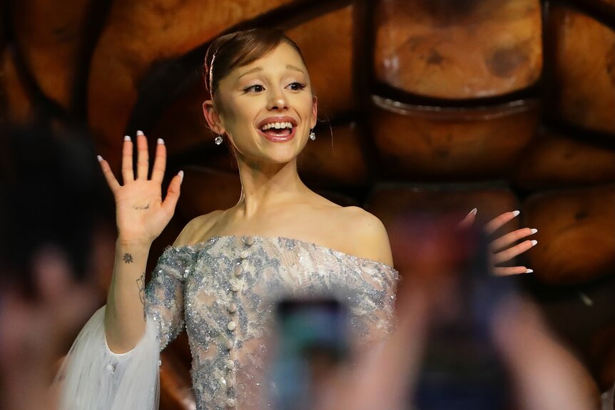 เหตุชุลมุนกลางพรมแดงที่สิงคโปร์ เมื่อชายคนหนึ่งพุ่งประชิดตัว Ariana Grande และบทลงโทษที่ตามมา