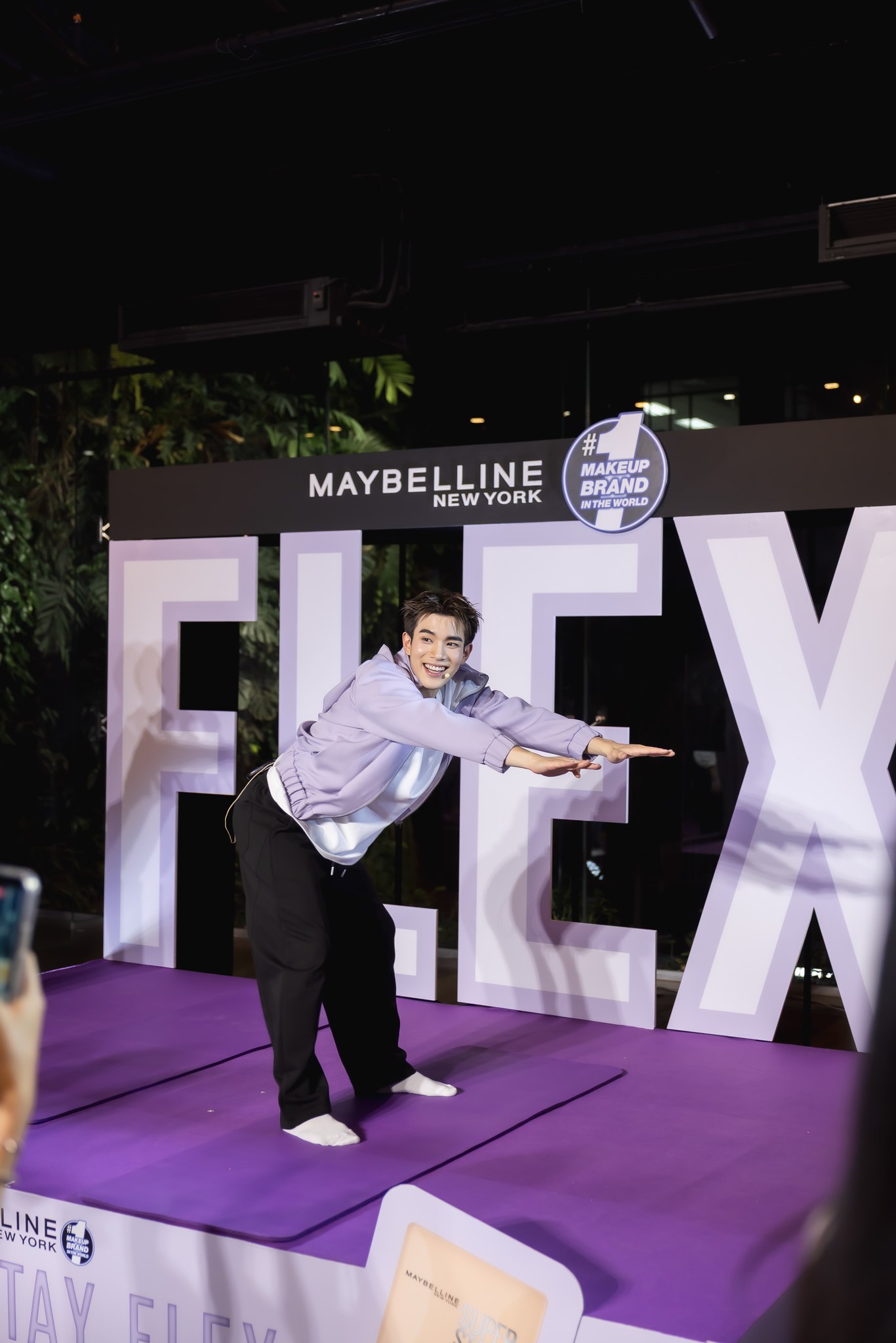 โฟร์ท ณัฐวรรธน์ เปิดตัวในบ้าน Maybelline สร้างกระแส ยอดขายพุ่งแรงทันที